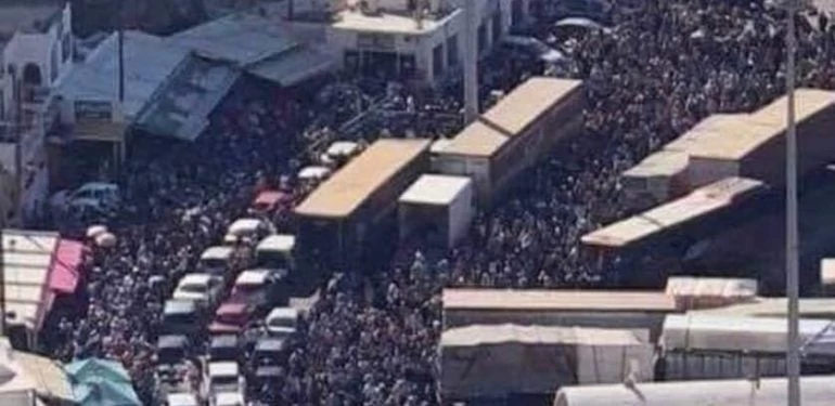 Αυτή η απίστευτη φωτογραφία είναι από τη Σαντορίνη – «Βούλιαξε» από κόσμο το νησί!